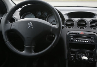 Подержанный автомобиль Peugeot 408 2013 года (14 фото)
