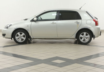 Подержанный автомобиль Toyota Corolla Hatchback 2004 года (7 фото)