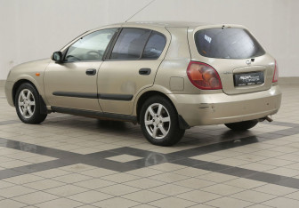 Подержанный автомобиль Nissan Almera Hatchback 2004 года (2 фото)