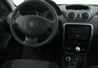 Подержанный автомобиль Renault Duster 2014 года (14 фото)