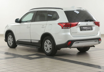 Подержанный автомобиль Mitsubishi Outlander 2022 года (2 фото)