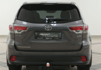 Подержанный автомобиль Toyota Highlander 2014 года (3 фото)