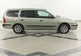 Подержанный автомобиль Renault Megane Wagon 2000 года (5 фото)