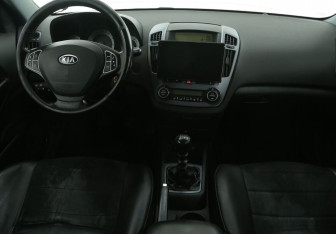 Подержанный автомобиль Kia Ceed Wagon 2008 года (12 фото)