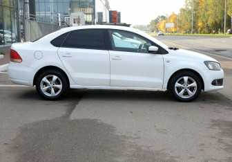 Подержанный автомобиль Volkswagen Polo Sedan 2012 года (7 фото)