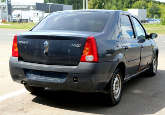 Подержанный автомобиль Renault Logan Sedan 2006 года (6 фото)