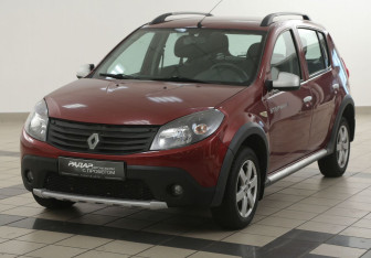 Подержанный автомобиль Renault Sandero 2013 года (8 фото)