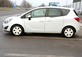 Подержанный автомобиль Opel Meriva 2012 года (8 фото)