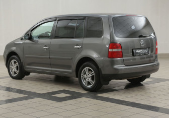 Подержанный автомобиль Volkswagen Touran 2005 года (2 фото)