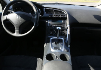 Подержанный автомобиль Peugeot 3008 2011 года (12 фото)