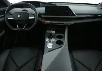 Подержанный автомобиль Changan UNI-V 2023 года (12 фото)