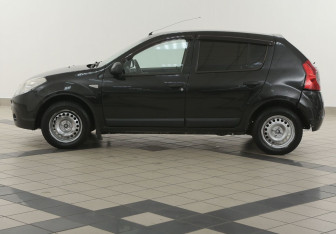 Подержанный автомобиль Renault Sandero 2013 года (7 фото)