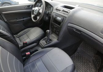 Подержанный автомобиль Skoda Octavia Liftback 2010 года (9 фото)