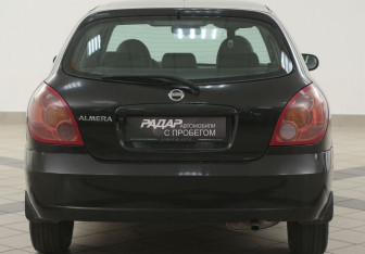 Подержанный автомобиль Nissan Almera Hatchback 2005 года (3 фото)