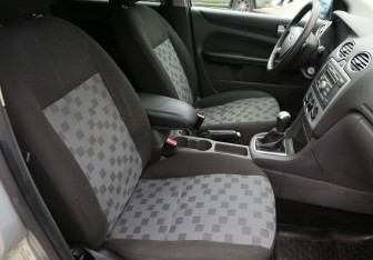 Подержанный автомобиль Ford Focus Hatchback 2006 года (10 фото)