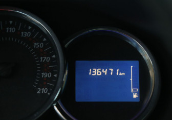 Подержанный автомобиль Renault Sandero 2015 года (17 фото)