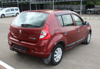 Подержанный автомобиль Renault Sandero 2013 года (7 фото)