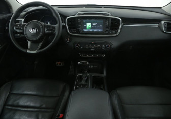Подержанный автомобиль Kia Sorento 2017 года (12 фото)