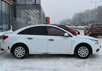 Подержанный автомобиль Chevrolet Cruze Sedan 2011 года (6 фото)