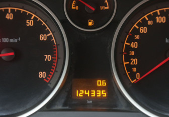 Подержанный автомобиль Opel Astra Sedan 2012 года (17 фото)