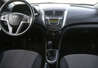 Подержанный автомобиль Hyundai Solaris Hatchback 2013 года (12 фото)