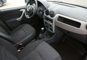 Подержанный автомобиль Renault Logan Sedan 2011 года (9 фото)