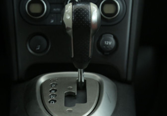 Подержанный автомобиль Nissan Qashqai 2007 года (15 фото)