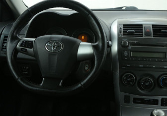 Подержанный автомобиль Toyota Corolla Sedan 2012 года (14 фото)