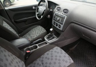 Подержанный автомобиль Ford Focus Hatchback 2006 года (9 фото)