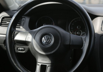 Подержанный автомобиль Volkswagen Jetta Sedan 2014 года (16 фото)