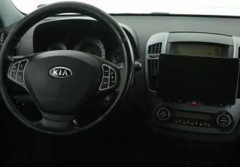 Подержанный автомобиль Kia Ceed Wagon 2008 года (14 фото)
