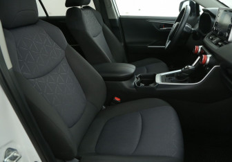 Подержанный автомобиль Toyota RAV4 2020 года (10 фото)
