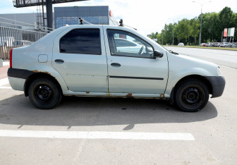 Подержанный автомобиль Renault Logan Sedan 2008 года (7 фото)