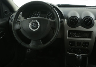 Подержанный автомобиль Renault Logan Sedan 2012 года (14 фото)