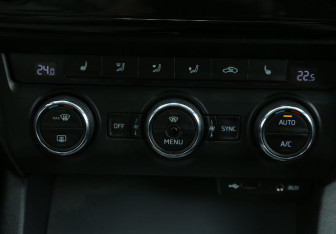 Подержанный автомобиль Skoda Octavia Liftback 2016 года (18 фото)