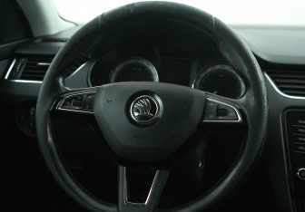 Подержанный автомобиль Skoda Octavia Liftback 2019 года (16 фото)