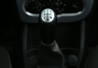 Подержанный автомобиль Renault Sandero 2014 года (15 фото)