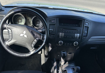 Подержанный автомобиль Mitsubishi Pajero 2008 года (10 фото)