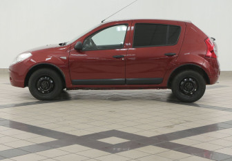Подержанный автомобиль Renault Sandero 2010 года (7 фото)