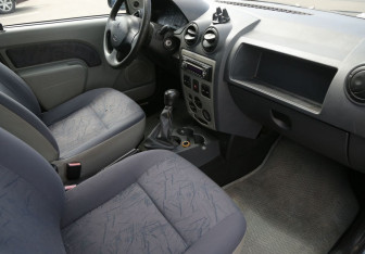 Подержанный автомобиль Renault Logan Sedan 2006 года (9 фото)
