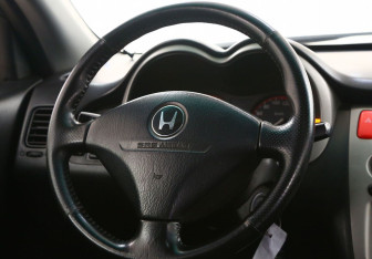 Подержанный автомобиль Honda HR-V 2004 года (11 фото)
