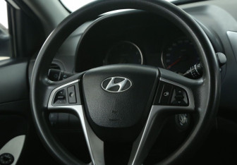 Подержанный автомобиль Hyundai Solaris Hatchback 2015 года (16 фото)