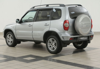 Подержанный автомобиль Chevrolet Niva 2015 года (2 фото)