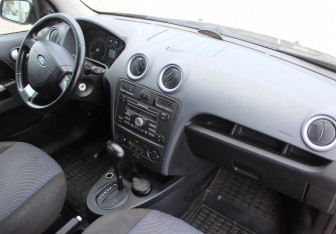 Подержанный автомобиль Ford Fusion 2006 года (10 фото)