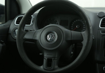 Подержанный автомобиль Volkswagen Polo Sedan 2012 года (16 фото)