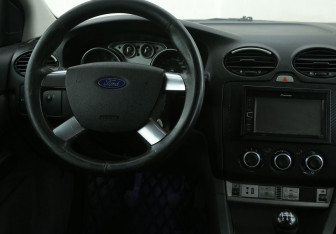 Подержанный автомобиль Ford Focus Hatchback 2008 года (14 фото)