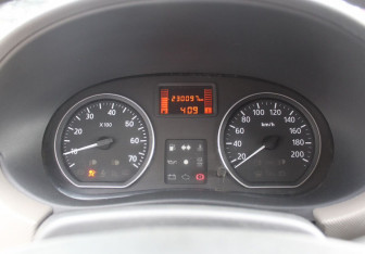 Подержанный автомобиль Renault Logan Sedan 2010 года (14 фото)