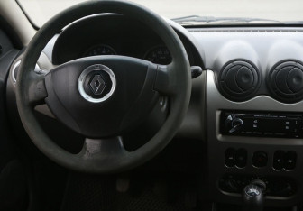 Подержанный автомобиль Renault Sandero 2010 года (14 фото)