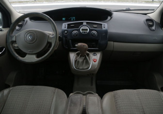 Подержанный автомобиль Renault Scenic 2004 года (12 фото)