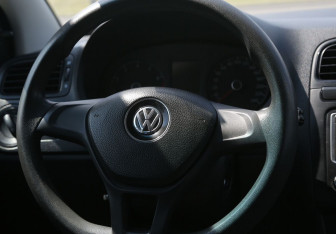 Подержанный автомобиль Volkswagen Polo Sedan 2015 года (16 фото)